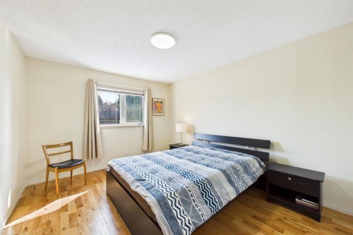 15 Royal Crest Terrace Nw, Calgary, AB - Indoor Photo Showing Bedroom