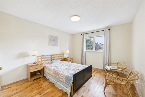 15 Royal Crest Terrace Nw, Calgary, AB - Indoor Photo Showing Bedroom
