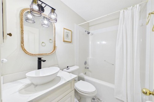 15 Royal Crest Terrace Nw, Calgary, AB - Indoor Photo Showing Bathroom