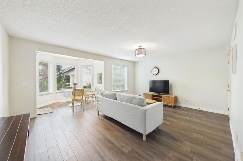 15 Royal Crest Terrace Nw, Calgary, AB - Indoor Photo Showing Living Room