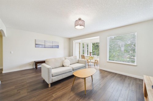 15 Royal Crest Terrace Nw, Calgary, AB - Indoor Photo Showing Living Room