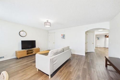 15 Royal Crest Terrace Nw, Calgary, AB - Indoor Photo Showing Living Room