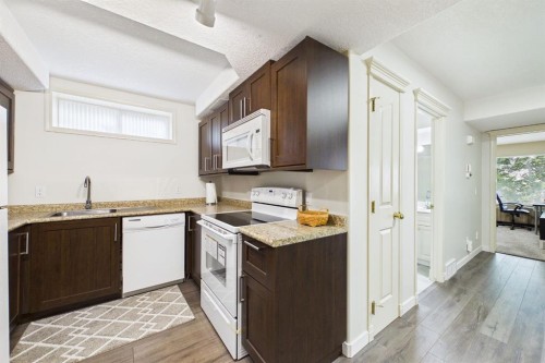 15 Royal Crest Terrace Nw, Calgary, AB - Indoor Photo Showing Kitchen