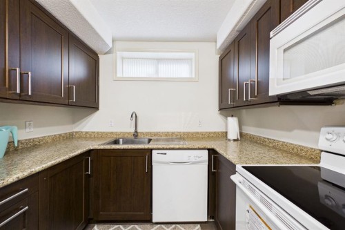 15 Royal Crest Terrace Nw, Calgary, AB - Indoor Photo Showing Kitchen