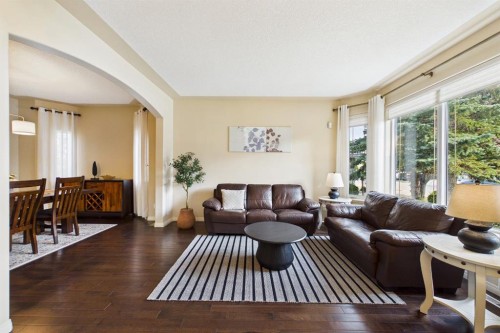 15 Royal Crest Terrace Nw, Calgary, AB - Indoor Photo Showing Living Room