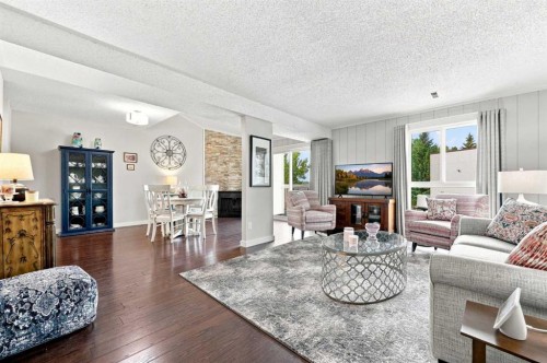 412-13104 Elbow Drive Sw, Calgary, AB - Indoor Photo Showing Living Room