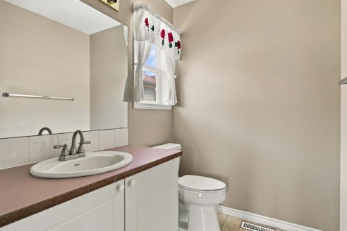 9216 Edgebrook Drive Nw, Calgary, AB - Indoor Photo Showing Bathroom
