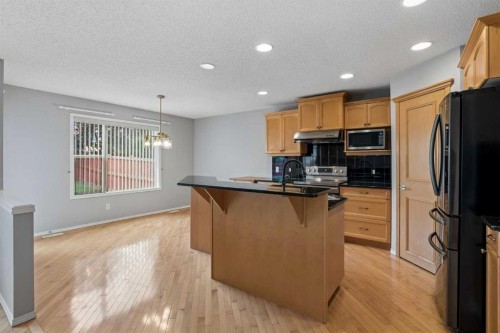 22 Somerside Crescent Sw, Calgary, AB - Indoor Photo Showing Kitchen
