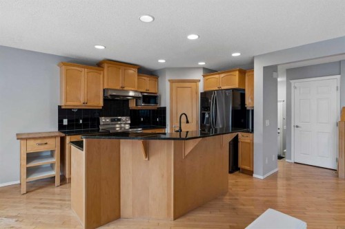 22 Somerside Crescent Sw, Calgary, AB - Indoor Photo Showing Kitchen