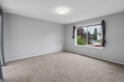 22 Somerside Crescent Sw, Calgary, AB - Indoor Photo Showing Other Room