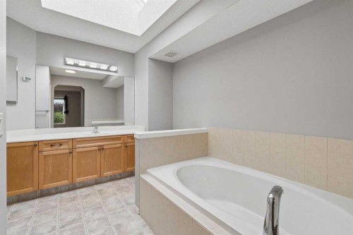 22 Somerside Crescent Sw, Calgary, AB - Indoor Photo Showing Bathroom