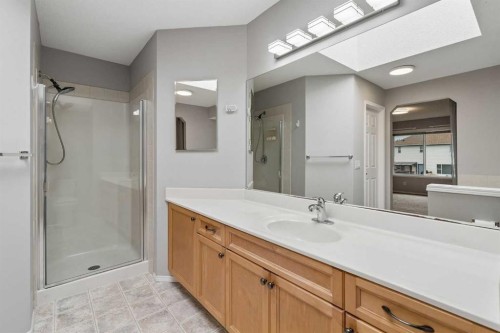22 Somerside Crescent Sw, Calgary, AB - Indoor Photo Showing Bathroom