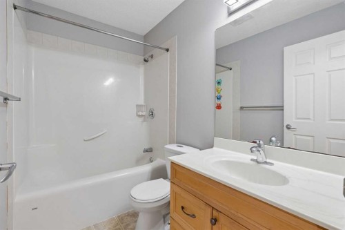 22 Somerside Crescent Sw, Calgary, AB - Indoor Photo Showing Bathroom