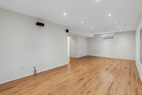 22 Somerside Crescent Sw, Calgary, AB - Indoor Photo Showing Other Room