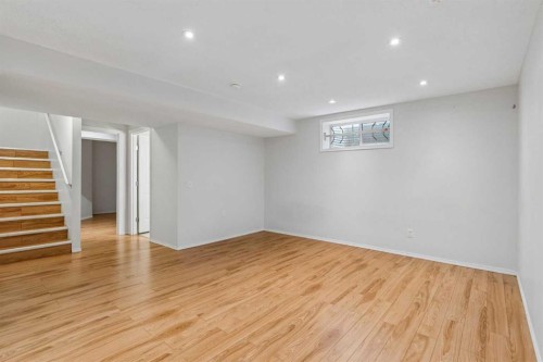 22 Somerside Crescent Sw, Calgary, AB - Indoor Photo Showing Other Room