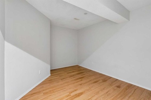 22 Somerside Crescent Sw, Calgary, AB - Indoor Photo Showing Other Room
