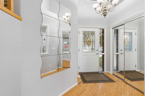 22 Somerside Crescent Sw, Calgary, AB - Indoor Photo Showing Other Room