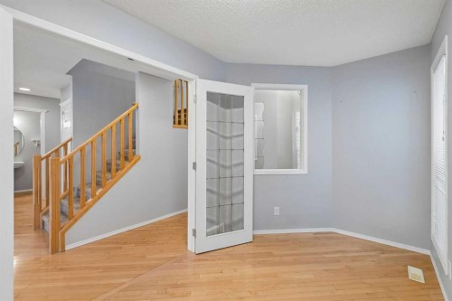 22 Somerside Crescent Sw, Calgary, AB - Indoor Photo Showing Other Room