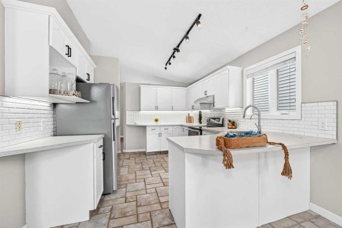 3569 Douglas Woods Heights Se, Calgary, AB - Indoor Photo Showing Kitchen
