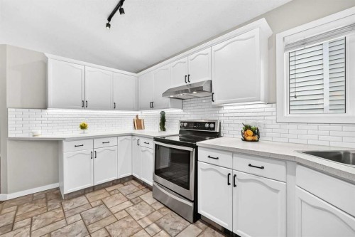 3569 Douglas Woods Heights Se, Calgary, AB - Indoor Photo Showing Kitchen