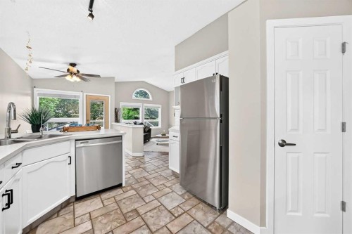 3569 Douglas Woods Heights Se, Calgary, AB - Indoor Photo Showing Kitchen