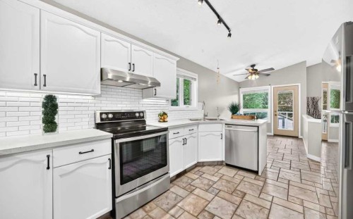 3569 Douglas Woods Heights Se, Calgary, AB - Indoor Photo Showing Kitchen