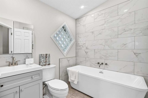 3569 Douglas Woods Heights Se, Calgary, AB - Indoor Photo Showing Bathroom