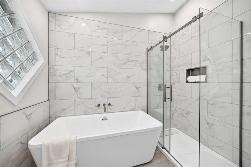 3569 Douglas Woods Heights Se, Calgary, AB - Indoor Photo Showing Bathroom