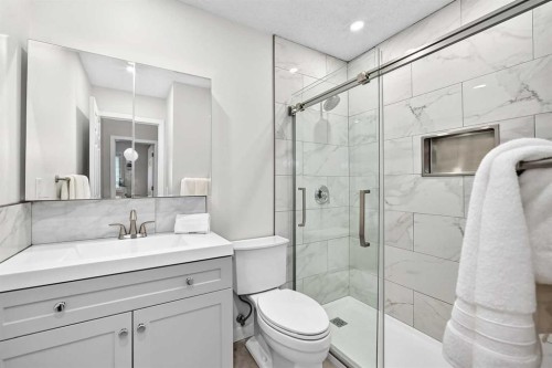 3569 Douglas Woods Heights Se, Calgary, AB - Indoor Photo Showing Bathroom