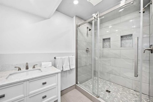 3569 Douglas Woods Heights Se, Calgary, AB - Indoor Photo Showing Bathroom