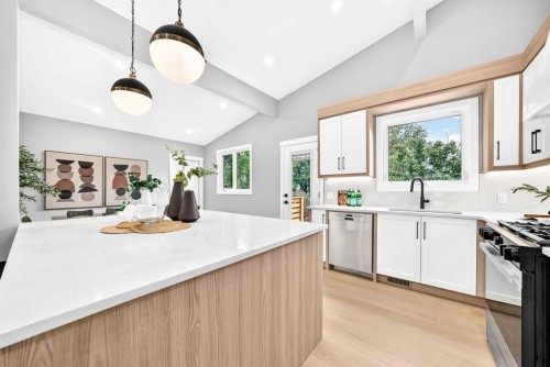 1635 32 Avenue Nw, Calgary, AB - Indoor Photo Showing Kitchen With Upgraded Kitchen