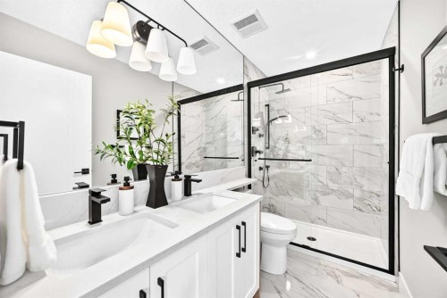 1635 32 Avenue Nw, Calgary, AB - Indoor Photo Showing Bathroom