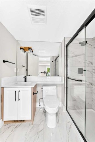 1635 32 Avenue Nw, Calgary, AB - Indoor Photo Showing Bathroom