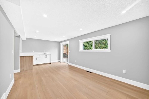 1635 32 Avenue Nw, Calgary, AB - Indoor Photo Showing Other Room