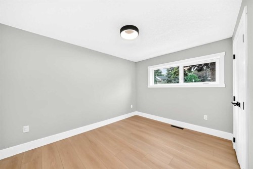 1635 32 Avenue Nw, Calgary, AB - Indoor Photo Showing Other Room