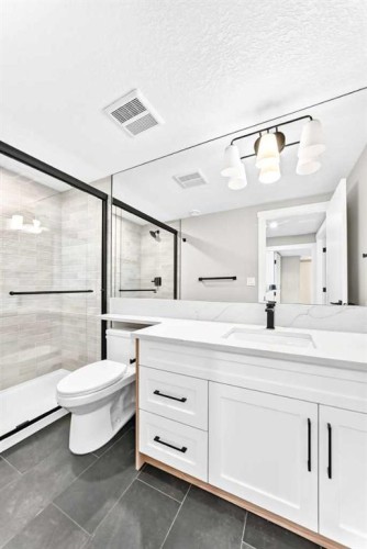 1635 32 Avenue Nw, Calgary, AB - Indoor Photo Showing Bathroom