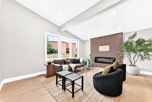 1635 32 Avenue Nw, Calgary, AB - Indoor Photo Showing Living Room