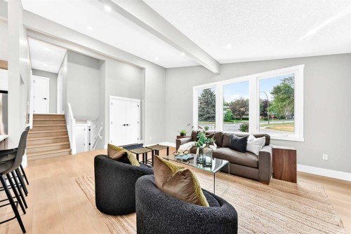 1635 32 Avenue Nw, Calgary, AB - Indoor Photo Showing Living Room