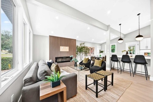 1635 32 Avenue Nw, Calgary, AB - Indoor Photo Showing Living Room