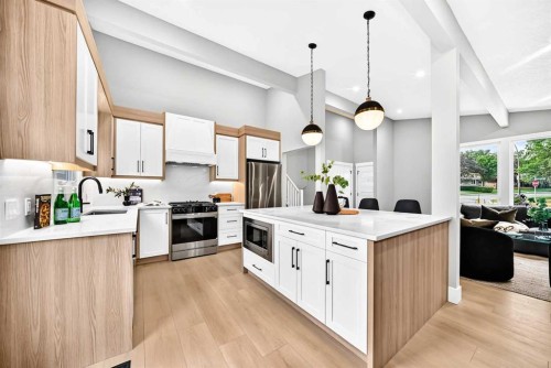 1635 32 Avenue Nw, Calgary, AB - Indoor Photo Showing Kitchen With Upgraded Kitchen