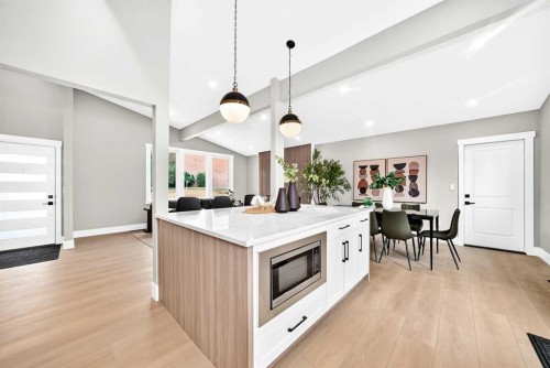 1635 32 Avenue Nw, Calgary, AB - Indoor Photo Showing Kitchen With Upgraded Kitchen