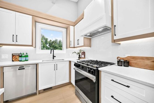 1635 32 Avenue Nw, Calgary, AB - Indoor Photo Showing Kitchen With Upgraded Kitchen
