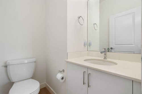8528 21 Avenue Se, Calgary, AB - Indoor Photo Showing Bathroom