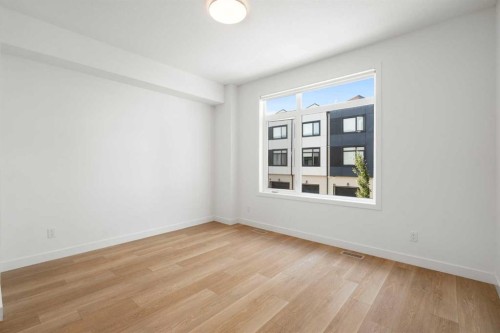 8528 21 Avenue Se, Calgary, AB - Indoor Photo Showing Other Room