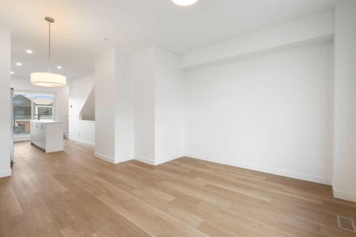 8528 21 Avenue Se, Calgary, AB - Indoor Photo Showing Other Room