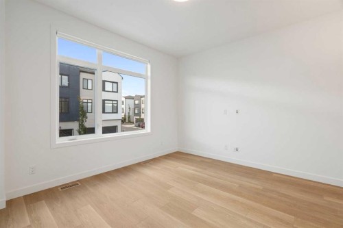 8528 21 Avenue Se, Calgary, AB - Indoor Photo Showing Other Room