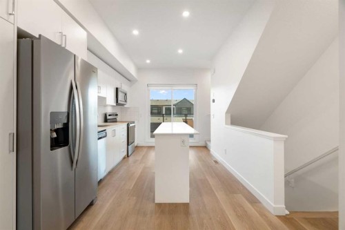 8528 21 Avenue Se, Calgary, AB - Indoor