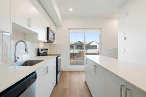 8528 21 Avenue Se, Calgary, AB - Indoor Photo Showing Kitchen With Upgraded Kitchen