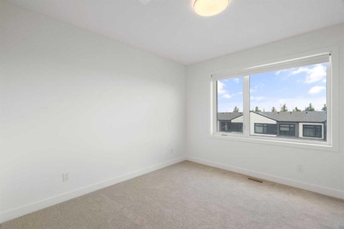 8528 21 Avenue Se, Calgary, AB - Indoor Photo Showing Other Room