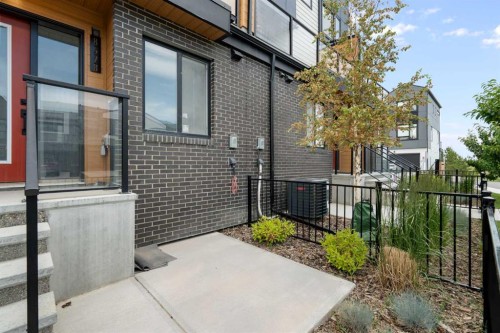 8528 21 Avenue Se, Calgary, AB - Outdoor
